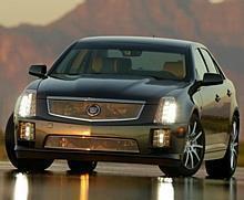 Beim genauen Hinschauen erkennt man die Kameraöffnung im Gehäuse des Innenspiegels: Cadillac STs mit Fernlichtassistent.